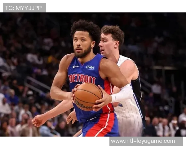 身材高挑的里斯身穿尼克斯配色大衣观战NBA绯闻男友小卡特为魔术出战